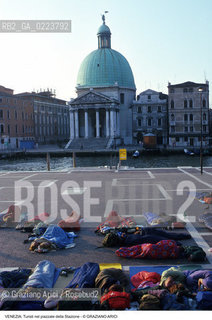 Localizzazione:..VENEZIA / CANNAREGIO..Oggetto:..Soggetto:..TURISTI NEL PIAZZALE DELLA STAZIONE FERROVIARIA / SACCHI A PELO..Cronologia: ..Definizione Culturale:..   Autore: ..   Stile: ..   Editori/Stampatori:..   Committenza:..Materia e Tecnica:..Collocazione:..Note:..TURISMO ..Riproduzione Fotografica:..Copyright:..Graziano Arici/Rosebud2 .Data:..1986..Costo:..A..