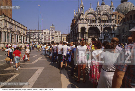 Localizzazione:..VENEZIA / S. MARCO..Oggetto:..Soggetto:..CODA DI TURISTI PER VISITARE PALAZZO DUCALE..Cronologia: ..Definizione Culturale:..   Autore: ..   Stile: ..   Editori/Stampatori:..   Committenza:..Materia e Tecnica:..Collocazione:..Note:..TURISMO ..Riproduzione Fotografica:..Copyright:..Graziano Arici/Rosebud2 .Data:..1990..Costo:..A..