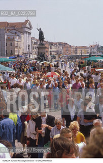 Localizzazione:..VENEZIA / CASTELLO..Oggetto:..Soggetto:..TURISTI IN RIVA DEGLI SCHIAVONI / FOLLA..Cronologia: ..Definizione Culturale:..   Autore: ..   Stile: ..   Editori/Stampatori:..   Committenza:..Materia e Tecnica:..Collocazione:..Note:..TURISMO ..Riproduzione Fotografica:..Copyright:..Graziano Arici/Rosebud2 .Data:..1990..Costo:..A..
