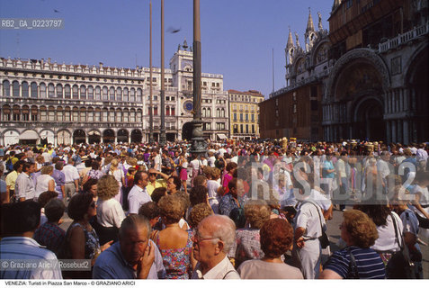 Localizzazione:..VENEZIA / S. MARCO..Oggetto:..Soggetto:..TURISTI IN PIAZZA SAN MARCO..Cronologia: ..Definizione Culturale:..   Autore: ..   Stile: ..   Editori/Stampatori:..   Committenza:..Materia e Tecnica:..Collocazione:..Note:..TURISMO ..Riproduzione Fotografica:..Copyright:..Graziano Arici/Rosebud2 .Data:..1990..Costo:..A
