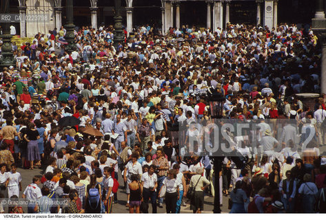 Localizzazione:..VENEZIA / S. MARCO..Oggetto:..Soggetto:..TURISTI IN PIAZZA SAN MARCO FOLLA..Cronologia: ..Definizione Culturale:..   Autore: ..   Stile: ..   Editori/Stampatori:..   Committenza:..Materia e Tecnica:..Collocazione:..Note:..TURISMO ..Riproduzione Fotografica:..Copyright:..Graziano Arici/Rosebud2 .Data:..1990..Costo:..A..