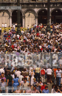 Localizzazione:..VENEZIA / S. MARCO..Oggetto:..Soggetto:..TURISTI IN PIAZZA SAN MARCO FOLLA..Cronologia: ..Definizione Culturale:..   Autore: ..   Stile: ..   Editori/Stampatori:..   Committenza:..Materia e Tecnica:..Collocazione:..Note:..TURISMO ..Riproduzione Fotografica:..Copyright:..Graziano Arici/Rosebud2 .Data:..1990..Costo:..A..
