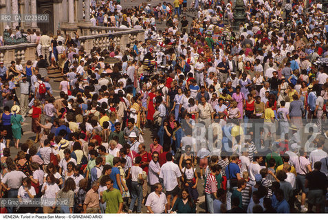 Localizzazione:..VENEZIA / S. MARCO..Oggetto:..Soggetto:..TURISTI IN PIAZZA SAN MARCO FOLLA..Cronologia: ..Definizione Culturale:..   Autore: ..   Stile: ..   Editori/Stampatori:..   Committenza:..Materia e Tecnica:..Collocazione:..Note:..TURISMO ..Riproduzione Fotografica:..Copyright:..Graziano Arici/Rosebud2 .Data:..1990..Costo:..A..