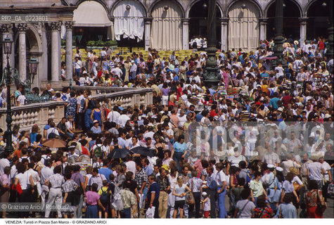 Localizzazione:..VENEZIA / S. MARCO..Oggetto:..Soggetto:..TURISTI IN PIAZZA SAN MARCO FOLLA..Cronologia: ..Definizione Culturale:..   Autore: ..   Stile: ..   Editori/Stampatori:..   Committenza:..Materia e Tecnica:..Collocazione:..Note:..TURISMO ..Riproduzione Fotografica:..Copyright:..Graziano Arici/Rosebud2 .Data:..1990..Costo:..A..