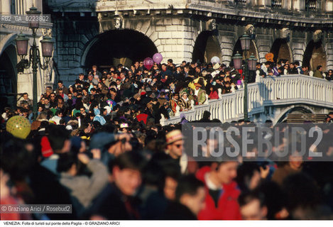Localizzazione:..VENEZIA / S. MARCO..Oggetto:..Soggetto:..TURISTI SUL PONTE DELLA PAGLIA / FOLLA..Cronologia: ..Definizione Culturale:..   Autore: ..   Stile: ..   Editori/Stampatori:..   Committenza:..Materia e Tecnica:..Collocazione:..Note:..TURISMO ..Riproduzione Fotografica:..Copyright:..Graziano Arici/Rosebud2 .Data:..1990..Costo:..A..