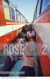 Localizzazione:..VENEZIA / ISOLA DEL TRONCHETTO..Oggetto:..Soggetto:..TURISTI DELL EST EUROPEO..Cronologia: ..Definizione Culturale:..   Autore: ..   Stile: ..   Editori/Stampatori:..   Committenza:..Materia e Tecnica:..Collocazione:..Note:..TURISMO ..Riproduzione Fotografica:..Copyright:..Graziano Arici/Rosebud2 .Data:..1994..Costo:..A..