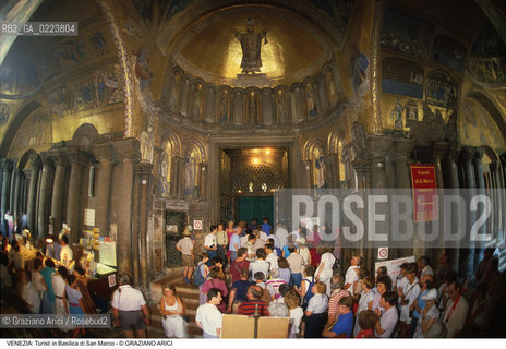Localizzazione:..VENEZIA / S. MARCO..Oggetto:..Soggetto:..TURISTI IN BASILICA DI SAN MARCO..Cronologia: ..Definizione Culturale:..   Autore: ..   Stile: ..   Editori/Stampatori:..   Committenza:..Materia e Tecnica:..Collocazione:..Note:..TURISMO ..Riproduzione Fotografica:..Copyright:..Graziano Arici/Rosebud2 .Data:..1993..Costo:..A..