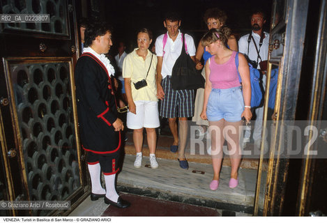 Localizzazione:..VENEZIA / S. MARCO..Oggetto:..Soggetto:..TURISTI IN BASILICA DI SAN MARCO..Cronologia: ..Definizione Culturale:..   Autore: ..   Stile: ..   Editori/Stampatori:..   Committenza:..Materia e Tecnica:..Collocazione:..Note:..TURISMO ..Riproduzione Fotografica:..Copyright:..Graziano Arici/Rosebud2 .Data:..1993..Costo:..A..
