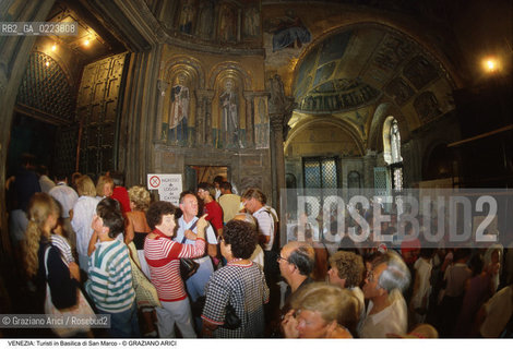 Localizzazione:..VENEZIA / S. MARCO..Oggetto:..Soggetto:..TURISTI IN BASILICA DI SAN MARCO..Cronologia: ..Definizione Culturale:..   Autore: ..   Stile: ..   Editori/Stampatori:..   Committenza:..Materia e Tecnica:..Collocazione:..Note:..TURISMO ..Riproduzione Fotografica:..Copyright:..Graziano Arici/Rosebud2 .Data:..1993..Costo:..A..