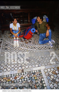 Localizzazione:..VENEZIA / S. MARCO..Oggetto:..Soggetto:..TURISTI IN BASILICA DI SAN MARCO..Cronologia: ..Definizione Culturale:..   Autore: ..   Stile: ..   Editori/Stampatori:..   Committenza:..Materia e Tecnica:..Collocazione:..Note:..TURISMO ..Riproduzione Fotografica:..Copyright:..Graziano Arici/Rosebud2 .Data:..1993..Costo:..A..