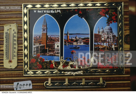 Localizzazione:..VENEZIA..Oggetto:..Soggetto:..SOUVENIRS KITSCH / GONDOLA..Cronologia: ..Definizione Culturale:..   Autore: ..   Stile: ..   Editori/Stampatori:..   Committenza:..Materia e Tecnica:..Collocazione:..Note:..TURISMO ..Riproduzione Fotografica:..Copyright:..Graziano Arici/Rosebud2 .Data:..1990..Costo:..A