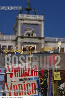 Localizzazione:..VENEZIA / S. MARCO..Oggetto:..Soggetto:..SOUVENIRS KITSCH GONDOLA..Cronologia: ..Definizione Culturale:..   Autore: ..   Stile: ..   Editori/Stampatori:..   Committenza:..Materia e Tecnica:..Collocazione:..Note:..TURISMO ..Riproduzione Fotografica:..Copyright:..Graziano Arici/Rosebud2 .Data:..1990..Costo:..A