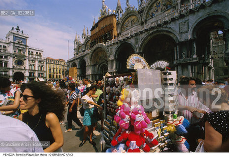 Localizzazione:..VENEZIA / S. MARCO..Oggetto:..Soggetto:..TURISTI SOUVENIRS..Cronologia: ..Definizione Culturale:..   Autore: ..   Stile: ..   Editori/Stampatori:..   Committenza:..Materia e Tecnica:..Collocazione:..Note:..TURISMO ..Riproduzione Fotografica:..Copyright:..Graziano Arici/Rosebud2 .Data:..1990..Costo:..A
