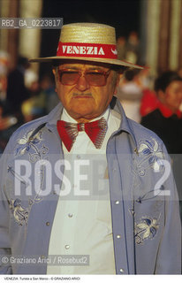 Localizzazione:..VENEZIA..Oggetto:..Soggetto:..TURISTA CON CAPPELLO DA GONDOLIERE..Cronologia: ..Definizione Culturale:..   Autore: ..   Stile: ..   Editori/Stampatori:..   Committenza:..Materia e Tecnica:..Collocazione:..Note:..TURISMO ..Riproduzione Fotografica:..Copyright:..Graziano Arici/Rosebud2 .Data:..1990..Costo:..A