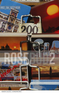 Localizzazione:..VENEZIA..Oggetto:..Soggetto:..SOUVENIRS KITSCH CARTOLINE..Cronologia: ..Definizione Culturale:..   Autore: ..   Stile: ..   Editori/Stampatori:..   Committenza:..Materia e Tecnica:..Collocazione:..Note:..TURISMO ..Riproduzione Fotografica:..Copyright:..Graziano Arici/Rosebud2 .Data:..1990..Costo:..A