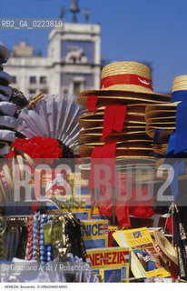 Localizzazione:..VENEZIA / S. MARCO..Oggetto:..Soggetto:..SOUVENIRS CAPPELLI DA GONDOLIERE GUIDE..Cronologia: ..Definizione Culturale:..   Autore: ..   Stile: ..   Editori/Stampatori:..   Committenza:..Materia e Tecnica:..Collocazione:..Note:..TURISMO ..Riproduzione Fotografica:..Copyright:..Graziano Arici/Rosebud2 .Data:..1990..Costo:..A