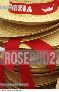 Localizzazione:..VENEZIA..Oggetto:..Soggetto:..SOUVENIRS CAPPELLI DA GONDOLIERE..Cronologia: ..Definizione Culturale:..   Autore: ..   Stile: ..   Editori/Stampatori:..   Committenza:..Materia e Tecnica:..Collocazione:..Note:..TURISMO ..Riproduzione Fotografica:..Copyright:..Graziano Arici/Rosebud2 .Data:..1990..Costo:..A