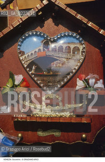 Localizzazione:..VENEZIA..Oggetto:..Soggetto:..SOUVENIRS KITSCH GONDOLA PONTE DI RIALTO..Cronologia: ..Definizione Culturale:..   Autore: ..   Stile: ..   Editori/Stampatori:..   Committenza:..Materia e Tecnica:..Collocazione:..Note:..TURISMO ..Riproduzione Fotografica:..Copyright:..Graziano Arici/Rosebud2 .Data:..1990..Costo:..A