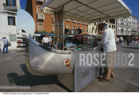 Localizzazione:..VENEZIA / CASTELLO..Oggetto:..Soggetto:..GELATAIO IN RIVA DEGLI SCHIAVONI KITSCH..Cronologia: ..Definizione Culturale:..   Autore: ..   Stile: ..   Editori/Stampatori:..   Committenza:..Materia e Tecnica:..Collocazione:..Note:..TURISMO ..Riproduzione Fotografica:..Copyright:..Graziano Arici/Rosebud2 .Data:..1994..Costo:..A