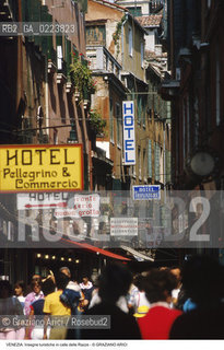 Localizzazione:..VENEZIA / CASTELLO..Oggetto:..Soggetto:..INSEGNE TURISTICHE IN CALLE DELLE RAZZE / NEON..Cronologia: ..Definizione Culturale:..   Autore: ..   Stile: ..   Editori/Stampatori:..   Committenza:..Materia e Tecnica:..Collocazione:..Note:..TURISMO DEGRADO URBANO..Riproduzione Fotografica:..Copyright:..Graziano Arici/Rosebud2 .Data:..1994..Costo:..A