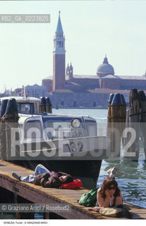 Localizzazione:..VENEZIA / S. MARCO..Oggetto:..Soggetto:..TURISTI..Cronologia: ..Definizione Culturale:..   Autore: ..   Stile: ..   Editori/Stampatori:..   Committenza:..Materia e Tecnica:..Collocazione:..Note:..TURISMO..Riproduzione Fotografica:..Copyright:..Graziano Arici/Rosebud2 .Data:..1990..Costo:..A