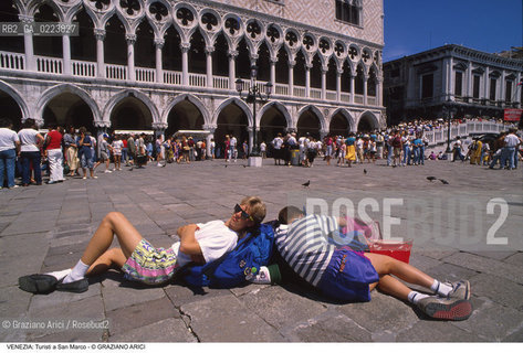 Localizzazione:..VENEZIA / S. MARCO..Oggetto:..Soggetto:..TURISTI A SAN MARCO..Cronologia: ..Definizione Culturale:..   Autore: ..   Stile: ..   Editori/Stampatori:..   Committenza:..Materia e Tecnica:..Collocazione:..Note:..TURISMO..Riproduzione Fotografica:..Copyright:..Graziano Arici/Rosebud2 .Data:..1990..Costo:..A