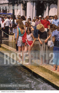 Localizzazione:..VENEZIA / S. MARCO..Oggetto:..Soggetto:..TURISTI A SAN MARCO..Cronologia: ..Definizione Culturale:..   Autore: ..   Stile: ..   Editori/Stampatori:..   Committenza:..Materia e Tecnica:..Collocazione:..Note:..TURISMO..Riproduzione Fotografica:..Copyright:..Graziano Arici/Rosebud2 .Data:..1990..Costo:..A