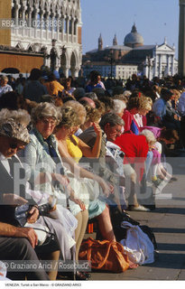 Localizzazione:..VENEZIA / S. MARCO..Oggetto:..Soggetto:..TURISTI A SAN MARCO..Cronologia: ..Definizione Culturale:..   Autore: ..   Stile: ..   Editori/Stampatori:..   Committenza:..Materia e Tecnica:..Collocazione:..Note:..TURISMO..Riproduzione Fotografica:..Copyright:..Graziano Arici/Rosebud2 .Data:..1990..Costo:..A