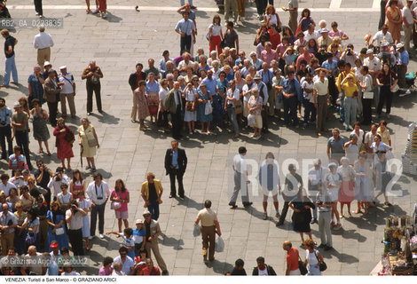 Localizzazione:..VENEZIA / S. MARCO..Oggetto:..Soggetto:..TURISTI A SAN MARCO..Cronologia: ..Definizione Culturale:..   Autore: ..   Stile: ..   Editori/Stampatori:..   Committenza:..Materia e Tecnica:..Collocazione:..Note:..TURISMO..Riproduzione Fotografica:..Copyright:..Graziano Arici/Rosebud2 .Data:..1990..Costo:..A