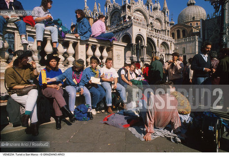 Localizzazione:..VENEZIA / S. MARCO..Oggetto:..Soggetto:..TURISTI IN PIAZZA SAN MARCO..Cronologia: ..Definizione Culturale:..   Autore: ..   Stile: ..   Editori/Stampatori:..   Committenza:..Materia e Tecnica:..Collocazione:..Note:..TURISMO..Riproduzione Fotografica:..Copyright:..Graziano Arici/Rosebud2 .Data:..1990..Costo:..A