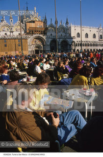 Localizzazione:..VENEZIA / S. MARCO..Oggetto:..Soggetto:..TURISTI IN PIAZZA SAN MARCO..Cronologia: ..Definizione Culturale:..   Autore: ..   Stile: ..   Editori/Stampatori:..   Committenza:..Materia e Tecnica:..Collocazione:..Note:..TURISMO..Riproduzione Fotografica:..Copyright:..Graziano Arici/Rosebud2 .Data:..1990..Costo:..A