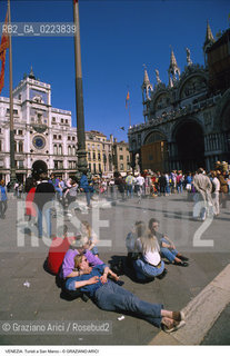 Localizzazione:..VENEZIA / S. MARCO..Oggetto:..Soggetto:..TURISTI IN PIAZZA SAN MARCO..Cronologia: ..Definizione Culturale:..   Autore: ..   Stile: ..   Editori/Stampatori:..   Committenza:..Materia e Tecnica:..Collocazione:..Note:..TURISMO..Riproduzione Fotografica:..Copyright:..Graziano Arici/Rosebud2 .Data:..1990..Costo:..A
