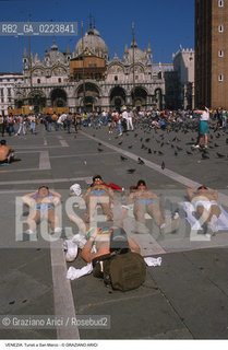 Localizzazione:..VENEZIA / S. MARCO..Oggetto:..Soggetto:..TURISTI IN PIAZZA SAN MARCO..Cronologia: ..Definizione Culturale:..   Autore: ..   Stile: ..   Editori/Stampatori:..   Committenza:..Materia e Tecnica:..Collocazione:..Note:..TURISMO..Riproduzione Fotografica:..Copyright:..Graziano Arici/Rosebud2 .Data:..1990..Costo:..A