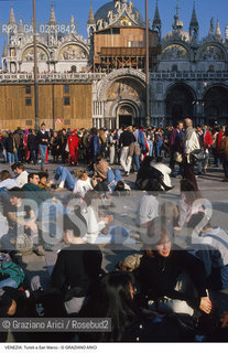 Localizzazione:..VENEZIA / S. MARCO..Oggetto:..Soggetto:..TURISTI IN PIAZZA SAN MARCO..Cronologia: ..Definizione Culturale:..   Autore: ..   Stile: ..   Editori/Stampatori:..   Committenza:..Materia e Tecnica:..Collocazione:..Note:..TURISMO..Riproduzione Fotografica:..Copyright:..Graziano Arici/Rosebud2 .Data:..1990..Costo:..A
