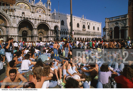 Localizzazione:..VENEZIA / S. MARCO..Oggetto:..Soggetto:..TURISTI IN PIAZZA SAN MARCO..Cronologia: ..Definizione Culturale:..   Autore: ..   Stile: ..   Editori/Stampatori:..   Committenza:..Materia e Tecnica:..Collocazione:..Note:..TURISMO..Riproduzione Fotografica:..Copyright:..Graziano Arici/Rosebud2 .Data:..1990..Costo:..A