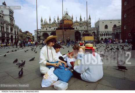 Localizzazione:..VENEZIA / S. MARCO..Oggetto:..Soggetto:..TURISTI IN PIAZZA SAN MARCO / COLOMBI..Cronologia: ..Definizione Culturale:..   Autore: ..   Stile: ..   Editori/Stampatori:..   Committenza:..Materia e Tecnica:..Collocazione:..Note:..TURISMO..Riproduzione Fotografica:..Copyright:..Graziano Arici/Rosebud2 .Data:..1990..Costo:..A