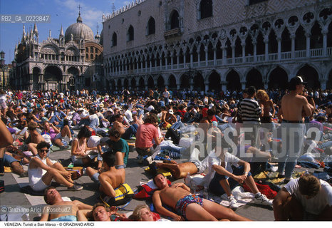 Localizzazione:..VENEZIA / S. MARCO..Oggetto:..Soggetto:..TURISTI IN PIAZZA SAN MARCO..Cronologia: ..Definizione Culturale:..   Autore: ..   Stile: ..   Editori/Stampatori:..   Committenza:..Materia e Tecnica:..Collocazione:..Note:..TURISMO..Riproduzione Fotografica:..Copyright:..Graziano Arici/Rosebud2 .Data:..1990..Costo:..A
