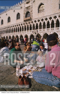 Localizzazione:..VENEZIA / S. MARCO..Oggetto:..Soggetto:..TURISTI IN PIAZZA SAN MARCO / PIC NIC..Cronologia: ..Definizione Culturale:..   Autore: ..   Stile: ..   Editori/Stampatori:..   Committenza:..Materia e Tecnica:..Collocazione:..Note:..TURISMO..Riproduzione Fotografica:..Graziano Arici/Rosebud2 .Copyright:..Graziano Arici/Rosebud2 .Data:..1990..Costo:..A..