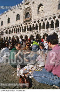 Localizzazione:..VENEZIA / S. MARCO..Oggetto:..Soggetto:..TURISTI A SAN MARCO / PIC NIC..Cronologia: ..Definizione Culturale:..   Autore: ..   Stile: ..   Editori/Stampatori:..   Committenza:..Materia e Tecnica:..Collocazione:..Note:..TURISMO..Riproduzione Fotografica:..Copyright:..Graziano Arici/Rosebud2 .Data:..1990..Costo:..A
