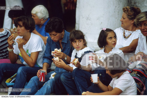 Localizzazione:..VENEZIA / S. MARCO..Oggetto:..Soggetto:..TURISTI / PIC NIC..Cronologia: ..Definizione Culturale:..   Autore: ..   Stile: ..   Editori/Stampatori:..   Committenza:..Materia e Tecnica:..Collocazione:..Note:..TURISMO..Riproduzione Fotografica:..Copyright:..Graziano Arici/Rosebud2 .Data:..1990..Costo:..A