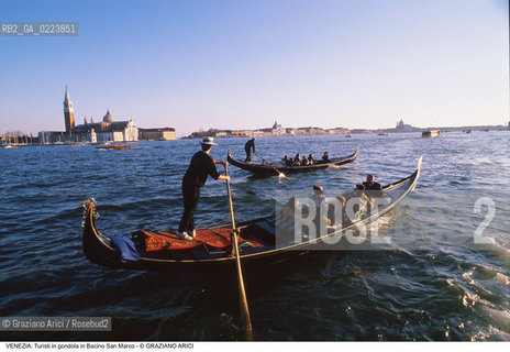 Localizzazione:..VENEZIA / S. MARCO..Oggetto:..Soggetto:..TURISTI IN GONDOLA IN BACINO SAN MARCO..Cronologia: ..Definizione Culturale:..   Autore: ..   Stile: ..   Editori/Stampatori:..   Committenza:..Materia e Tecnica:..Collocazione:..Note:..TURISMO..Riproduzione Fotografica:..Copyright:..Graziano Arici/Rosebud2 .Data:..1990..Costo:..A
