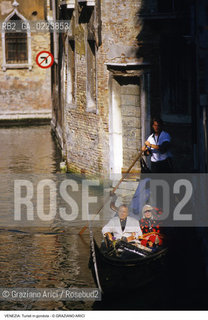 Localizzazione:..VENEZIA..Oggetto:..Soggetto:..TURISTI IN GONDOLA..Cronologia: ..Definizione Culturale:..   Autore: ..   Stile: ..   Editori/Stampatori:..   Committenza:..Materia e Tecnica:..Collocazione:..Note:..TURISMO..Riproduzione Fotografica:..Copyright:..Graziano Arici/Rosebud2 .Data:..1990..Costo:..A