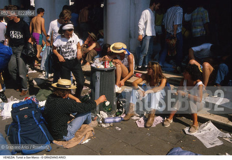 Localizzazione:..VENEZIA / S. MARCO..Oggetto:..Soggetto:..TURISTI A SAN MARCO / IMMONDIZIE..Cronologia: ..Definizione Culturale:..   Autore: ..   Stile: ..   Editori/Stampatori:..   Committenza:..Materia e Tecnica:..Collocazione:..Note:..TURISMO DEGRADO..Riproduzione Fotografica:..Copyright:..Graziano Arici/Rosebud2 .Data:..1990..Costo:..A