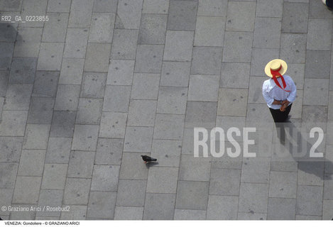 Localizzazione:..VENEZIA / S. MARCO..Oggetto:..Soggetto:..GONDOLIERE..Cronologia: ..Definizione Culturale:..   Autore: ..   Stile: ..   Editori/Stampatori:..   Committenza:..Materia e Tecnica:..Collocazione:..Note:..TURISMO..Riproduzione Fotografica:..Copyright:..Graziano Arici/Rosebud2 .Data:..1990..Costo:..A