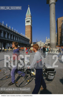 Localizzazione:..VENEZIA / S. MARCO..Oggetto:..Soggetto:..TURISTI IN BICICLETTA A SAN MARCO..Cronologia: ..Definizione Culturale:..   Autore: ..   Stile: ..   Editori/Stampatori:..   Committenza:..Materia e Tecnica:..Collocazione:..Note:..TURISMO..Riproduzione Fotografica:..Copyright:..Graziano Arici/Rosebud2 .Data:..1990..Costo:..A