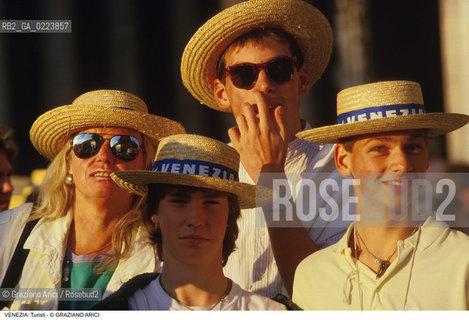 Localizzazione:..VENEZIA / S. MARCO..Oggetto:..Soggetto:..TURISTI CON CAPPELLO DA GONDOLIERE..Cronologia: ..Definizione Culturale:..   Autore: ..   Stile: ..   Editori/Stampatori:..   Committenza:..Materia e Tecnica:..Collocazione:..Note:..TURISMO..Riproduzione Fotografica:..Copyright:..Graziano Arici/Rosebud2 .Data:..1990..Costo:..A