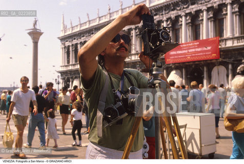 Localizzazione:..VENEZIA / S. MARCO..Oggetto:..Soggetto:..FOTOGRAFO IN PIAZZA SAN MARCO..Cronologia: ..Definizione Culturale:..   Autore: ..   Stile: ..   Editori/Stampatori:..   Committenza:..Materia e Tecnica:..Collocazione:..Note:..TURISMO..Riproduzione Fotografica:..Copyright:..Graziano Arici/Rosebud2 .Data:..1990..Costo:..A