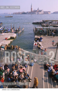 Localizzazione:..VENEZIA / S. MARCO..Oggetto:..Soggetto:..TURISTI..Cronologia: ..Definizione Culturale:..   Autore: ..   Stile: ..   Editori/Stampatori:..   Committenza:..Materia e Tecnica:..Collocazione:..Note:..TURISMO..Riproduzione Fotografica:..Copyright:..Graziano Arici/Rosebud2 .Data:..1990..Costo:..A