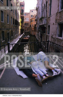 Localizzazione:..VENEZIA / S. MARCO..Oggetto:..Soggetto:..TURISTI ..Cronologia: ..Definizione Culturale:..   Autore: ..   Stile: ..   Editori/Stampatori:..   Committenza:..Materia e Tecnica:..Collocazione:..Note:..TURISMO..Riproduzione Fotografica:..Copyright:..Graziano Arici/Rosebud2 .Data:..1990..Costo:..A