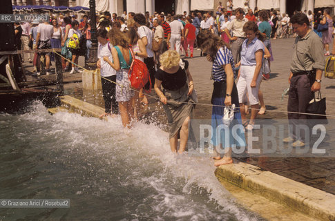 TURISTI IN PIAZZA SAN MARCO A VENEZIA - © 2002 Graziano Arici/Rosebud2